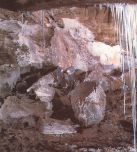 Obwały skał solnych w komorze
